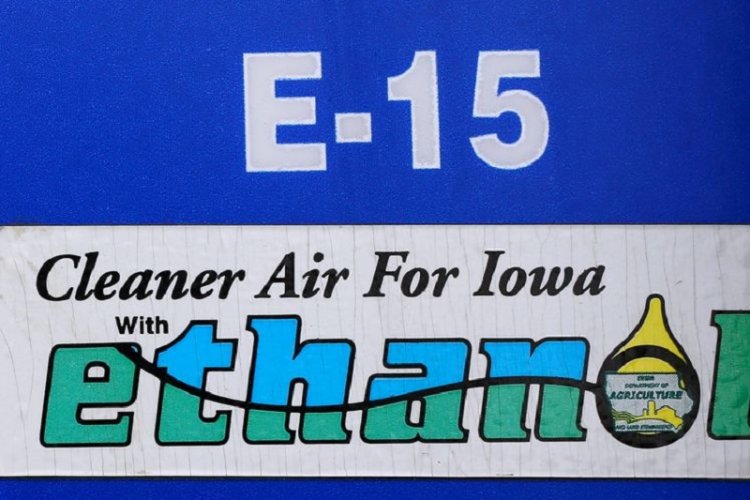 US senators seek to expand sales of ethanol-gas blend with
support from Big Oil