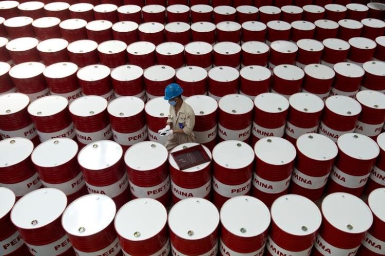 U.S. crude stocks up 1.155M barrels last week, fuel balances
drop big - API