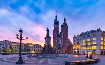 Poland to Implement Dual Minimum Wage Hikes in 2024, Confirms Minister