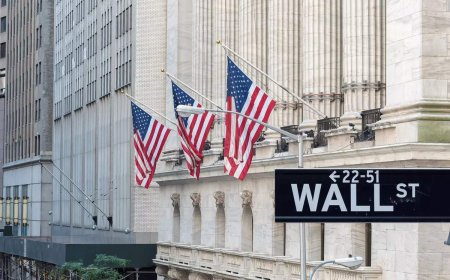 US Wall Street Experiences Decline Amidst Mixed Data and Uncertainty Surrounding Fed Policy