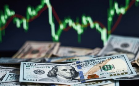 Dollar Strengthens, Pound at 14-Month High Ahead of Bank of England Decision