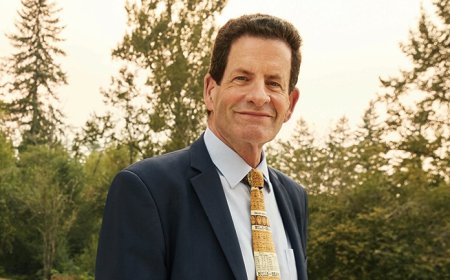 Investing in Luxury Goods Stocks: Billionaire Ken Fisher's Recommendations and Top Analyst-Favored Companies