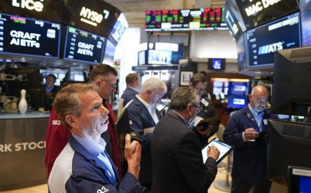 United States Stocks Wall Street Anticipates Decline as Chip Stocks Falter; Market Awaits Powell's Speech