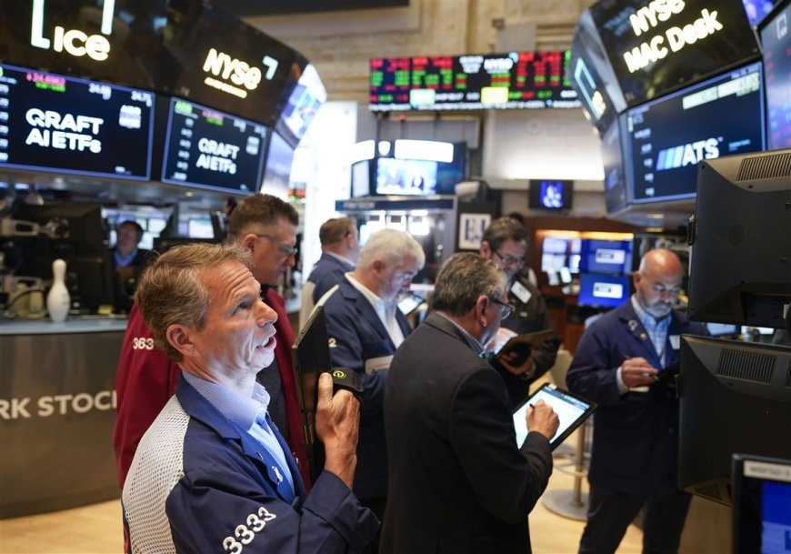 United States Stocks Wall Street Anticipates Decline as Chip Stocks Falter; Market Awaits Powell's Speech