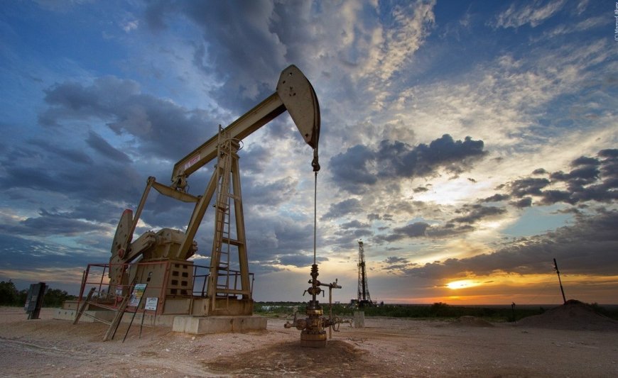Oil Market Faces Uncertainty Amid Fed Rate Hike and Tightening Supply