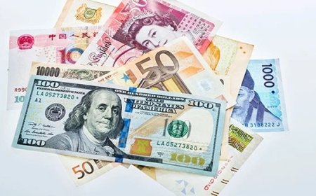 Dollar Hits Over One-Month High Amid China Worries and Yield Gains