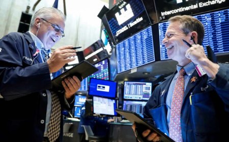 Today's Stock Market Update: US Futures Maintain Gains Amid Rate-Cut Speculations