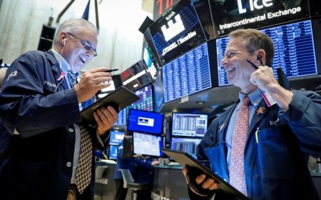 Global Stock Markets Inch Up as Investors Evaluate Rate Outlook; Dollar Slips Against Yen