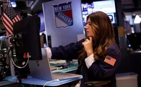 US Stock Futures Slip as Tech Giants Decline Ahead of Economic Indicators