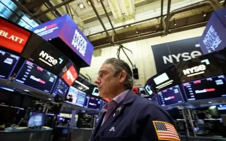 Wall Street Anticipates Lower Opening as Private Payrolls Outperform Expectations