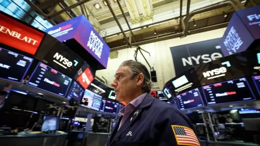 Wall Street Anticipates Lower Opening as Private Payrolls Outperform Expectations