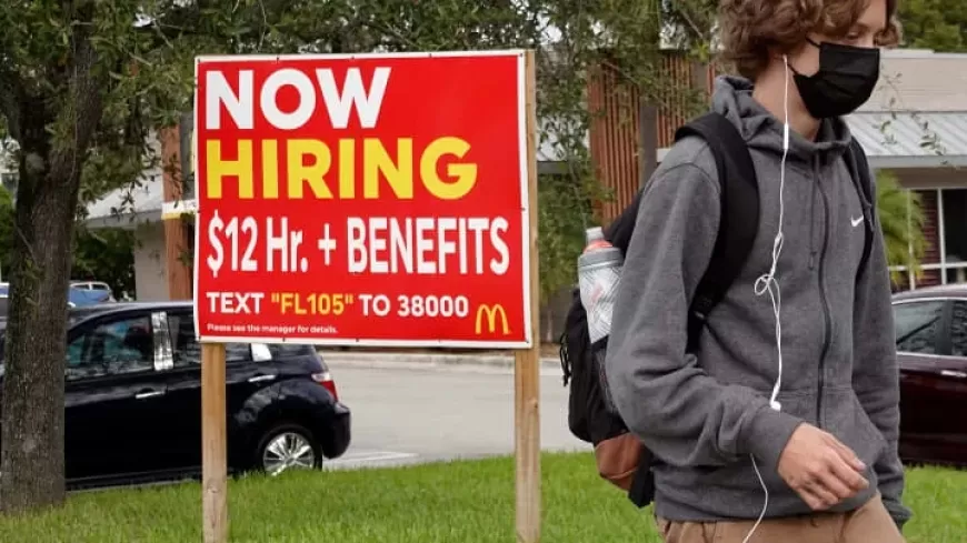 US Jobless Claims Fall, Highlighting Strong Job Market