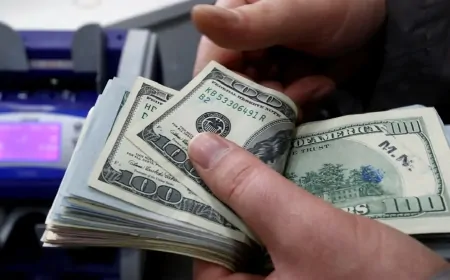 Dollar Weakens as Trump Signals Gradual Tariff Rollout