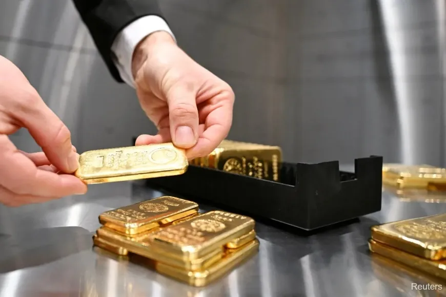 Gold Holds Below $4,100 as Traders Wait to See What the Fed Will Do in December