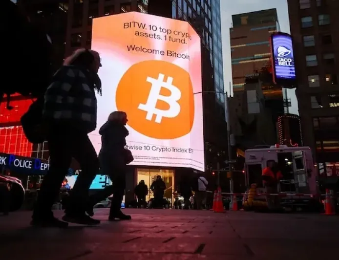 Bitcoin Slips Below $86,000 as Selling Pressure Persists Near Yearly Lows