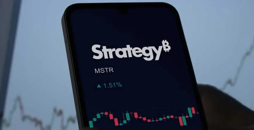 Strategy Keeps Nasdaq 100 Spot Despite Growing Debate Over Its Bitcoin-Focused Model